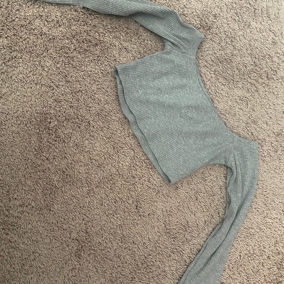 Gray cropped long sleeve top - Picture 2 of 2